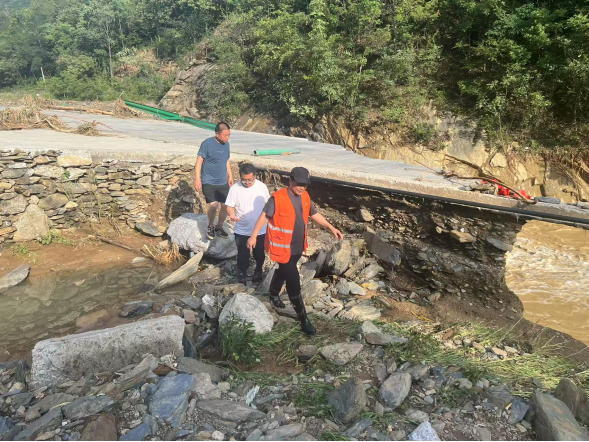 a1933c57dced76d4320130846f22e4bb.png 陜西地礦綜合隊(duì)商洛支隊(duì)在山陽(yáng)縣漫川關(guān)開(kāi)展防汛應(yīng)急工作662.png